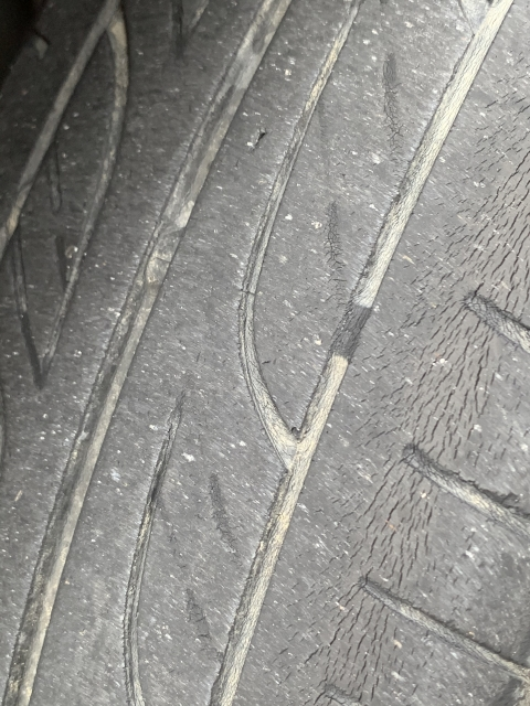 タイヤは溝があれば交換しなくていいの？?